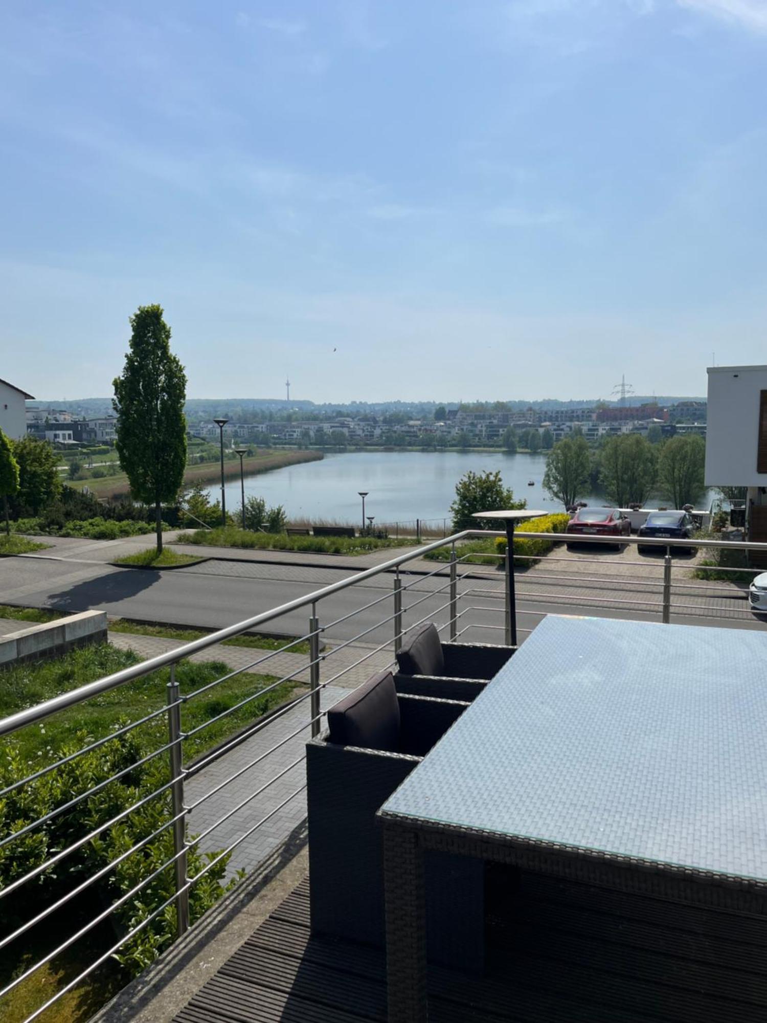 Apartment Haus Mit Panoramablick Auf Den Phoenixsee Dortmund